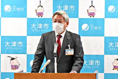 会見で説明する佐藤市長