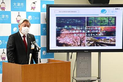 会見で説明する佐藤市長