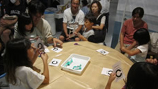 科学教室イベントでワークショップをしている親子連れの写真