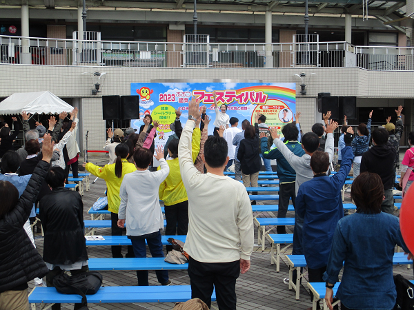 室伏由佳さんの健康トークショーのなかで、みんなでエクササイズをする様子