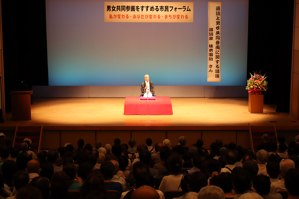講演をする桂米團治さんと参加者の皆さんの様子
