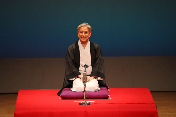講演をする桂米團治さんの様子