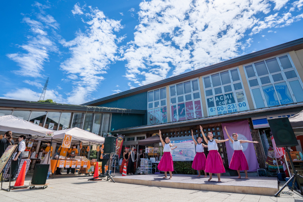 ステージでフラダンスを披露する様子