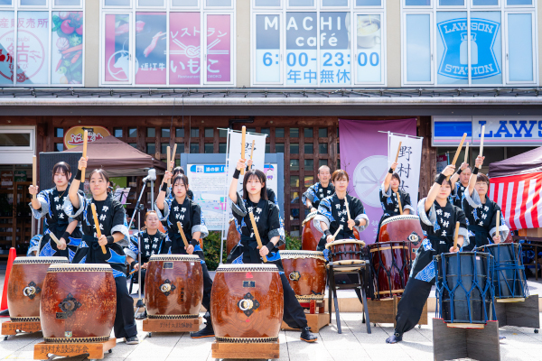 和太鼓を演奏する様子