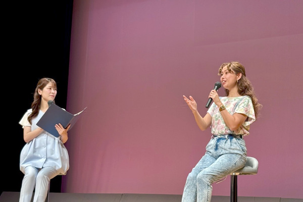 トークショーでお話しするpecoさんの様子