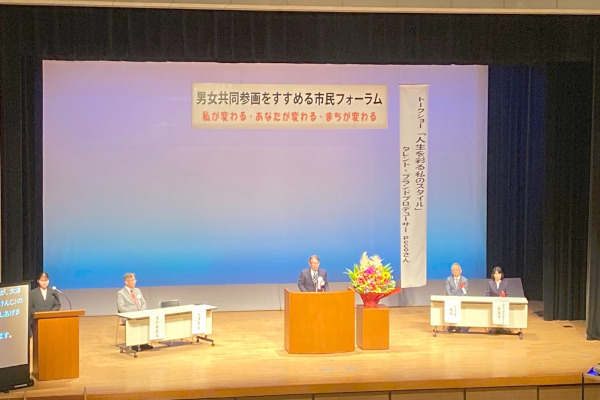 開会式で副市長が挨拶をする様子