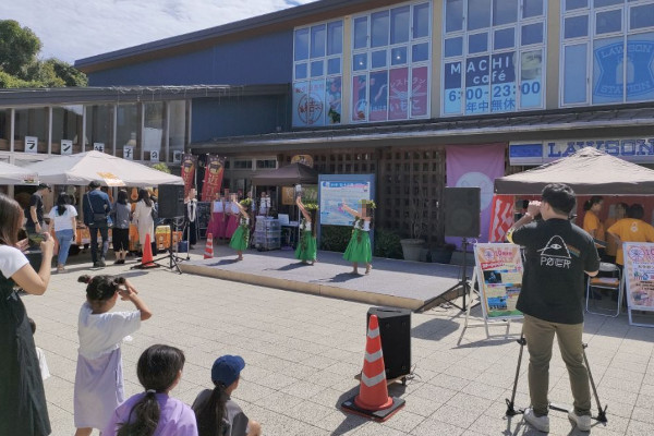 ステージでフラダンスを披露する子どもたちの様子