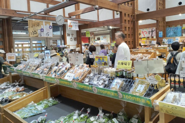 道の駅の売店で品物を選ぶお客様の様子