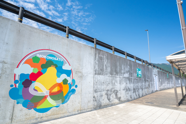 お披露目された壁画アートフォトスポット