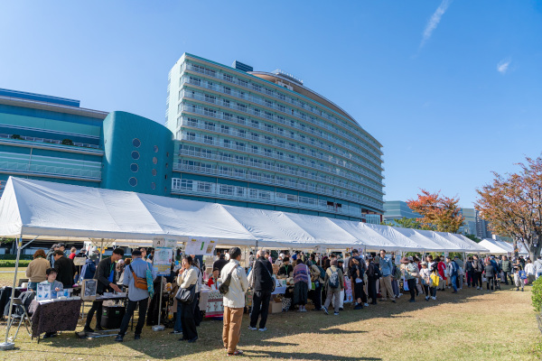 多くの人で賑わう会場の様子
