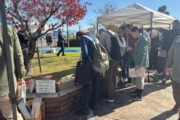 リサイクル本を眺める来場者の様子