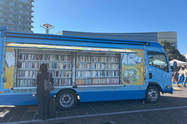 移動図書館「さざなみ号」で本を眺める来場者の様子