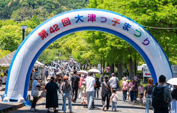 多くの人で賑わう入場ゲートの様子