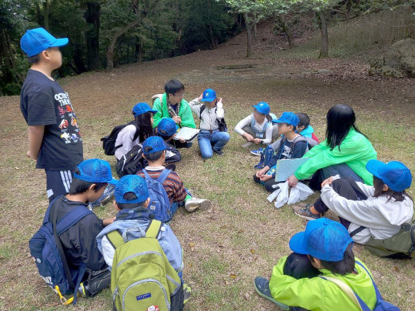 班に分かれて里山を守るためにできることについて話し合っている様子
