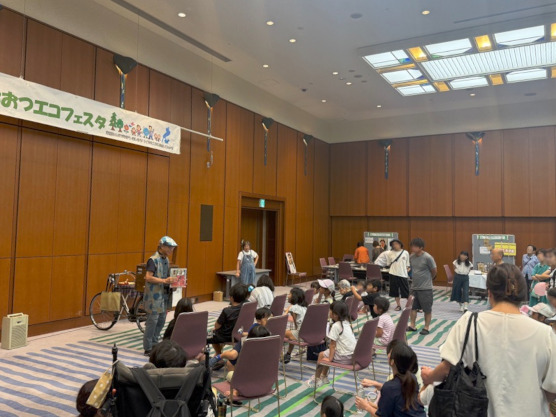 ステージイベント「紙芝居」に集まる子どもたちの様子