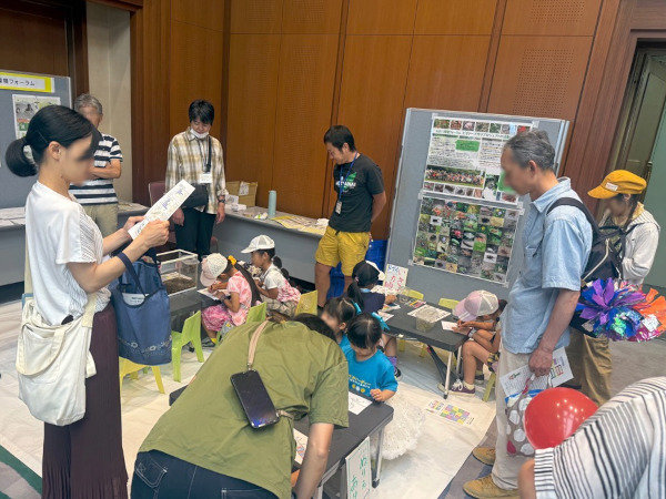 わくわく体験ブース「ビオトープの生きもの」でぬりえに取り組む子どもたちの様子