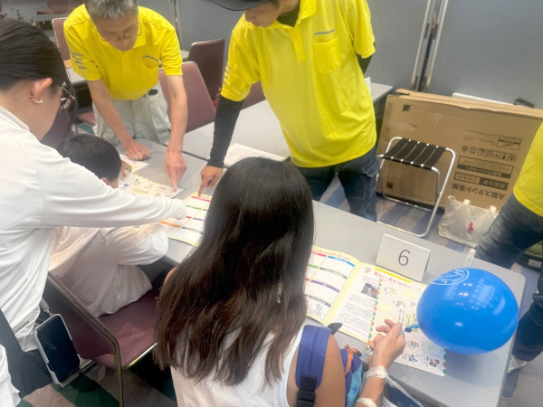 わくわく体験ブース「ごみ分別探検隊」で分別について考える子どもたちの様子