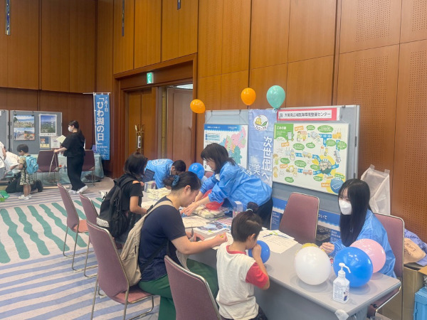 わくわく体験ブース「みんなの街のごみのゆくえ」でごみのゆくえについて考える親子の様子