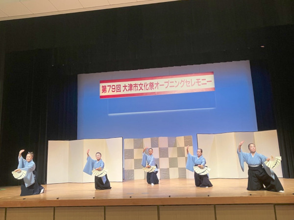 ステージで邦舞を披露する様子