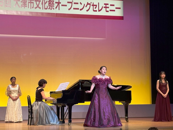 ステージでピアノの伴奏に合わせてオペラを歌う様子