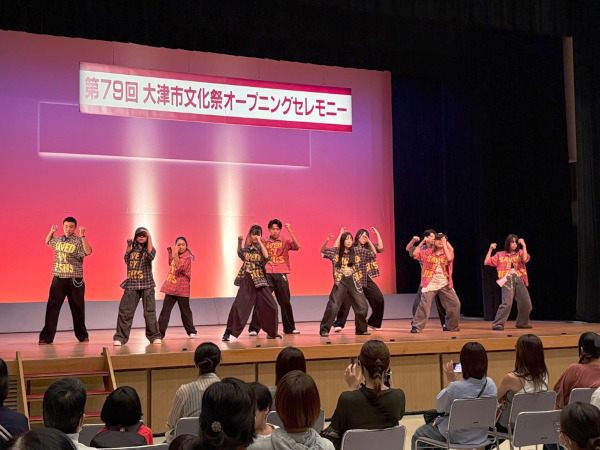 ステージでストリートダンスを披露する様子