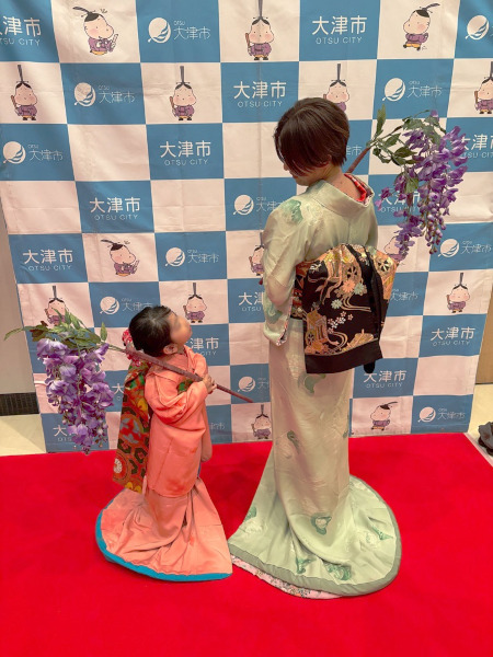 滋賀邦舞連盟によるワークショップ「お姫さま体験」で着物を着てポーズをとる様子