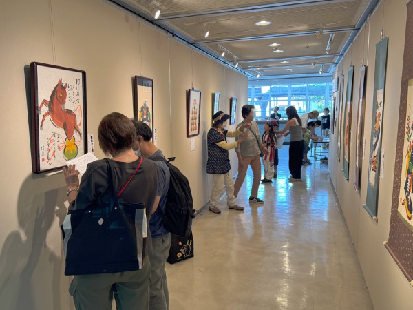 日本大津絵文化協会によるワークショップ「大津絵クイズにチャレンジ」をする様子