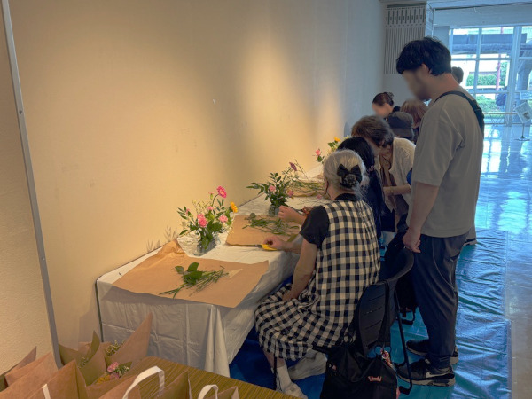 大津市華道協会によるワークショップ「はじめての活け花教室」で花を活ける様子