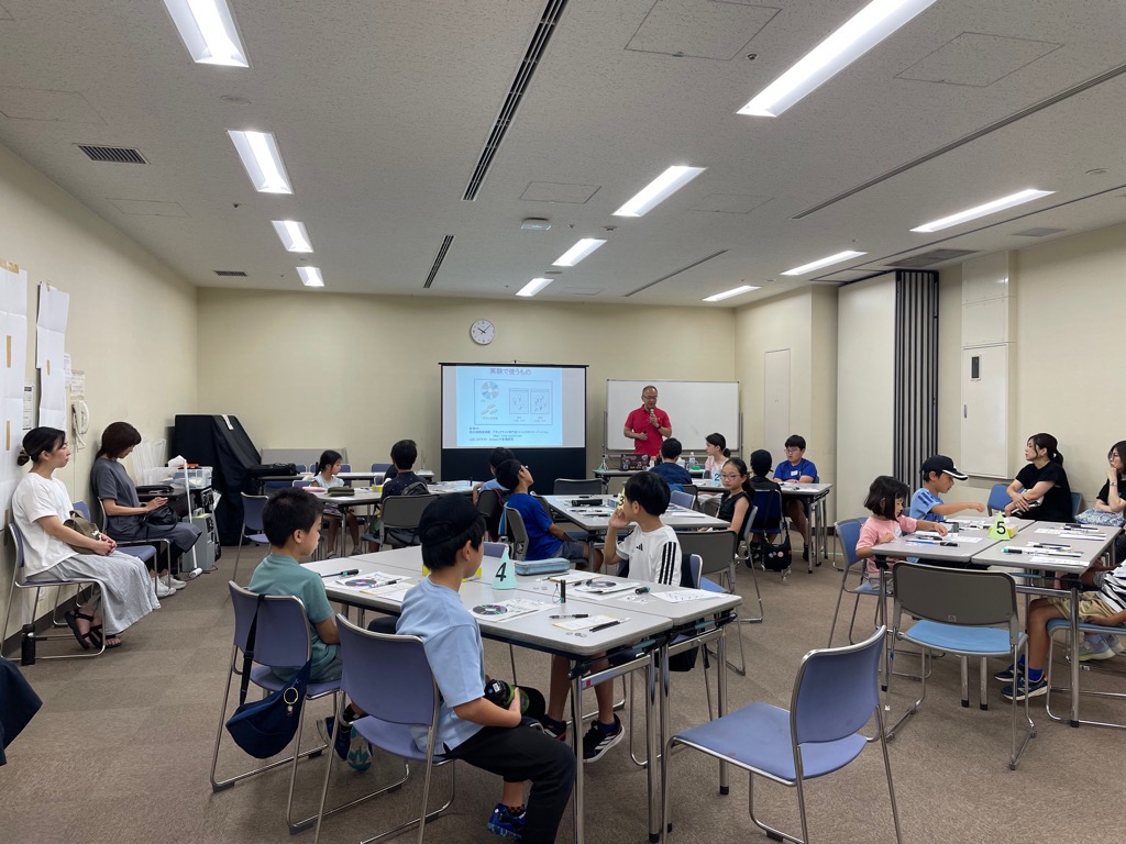 夏休みの実験教室 会場の様子
