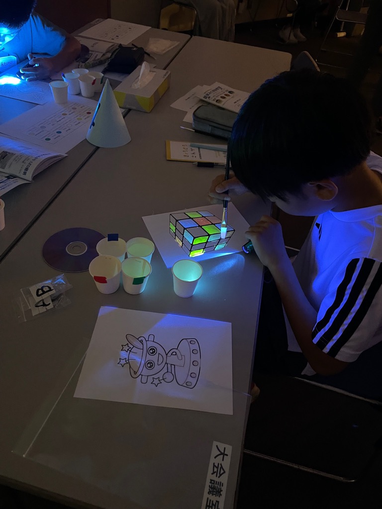 夏休みの実験教室 塗り絵の様子