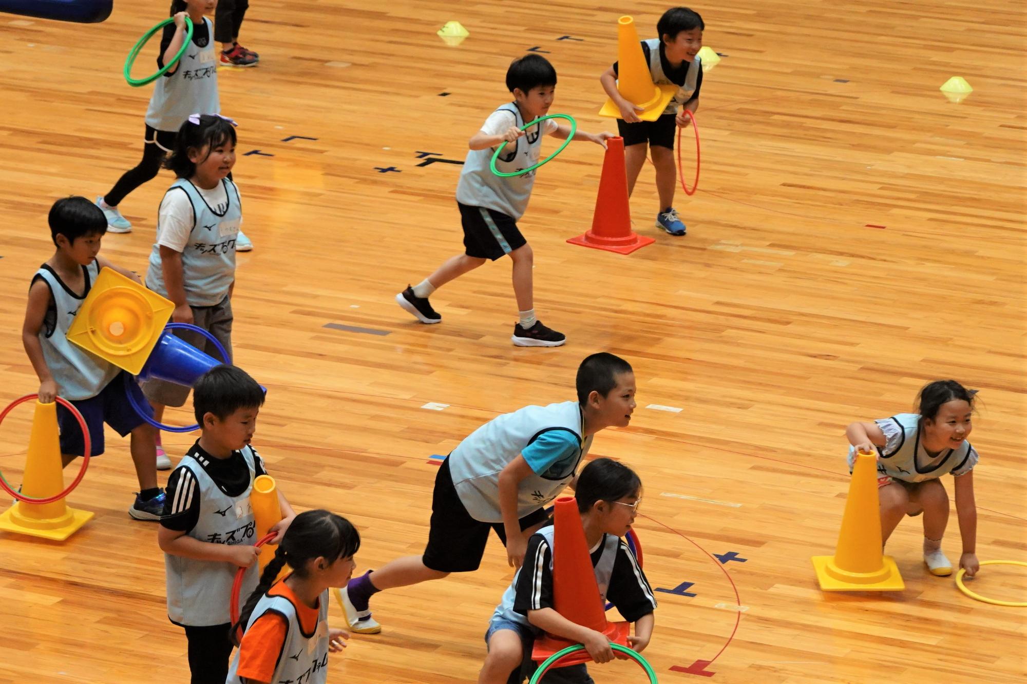 運動あそびを体験する子供たち