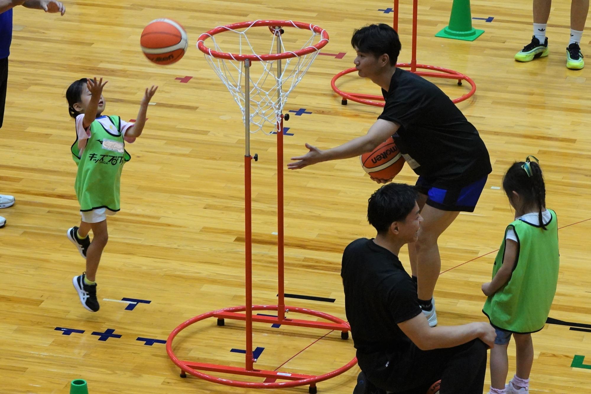 バスケット遊びをする子ども