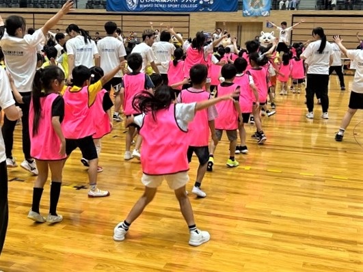体操する子供たち