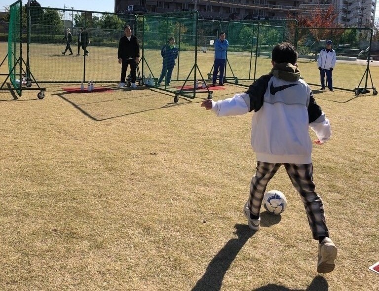 サッカーをしている男の子
