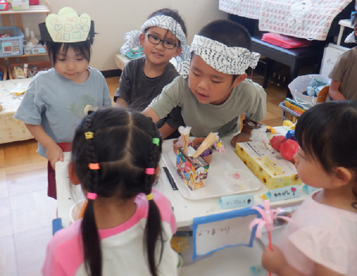 子どもがお祭り屋さんごっこをしているところ