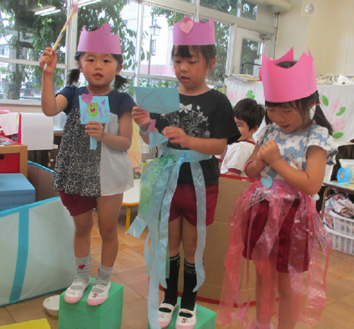 子どもが冠やスカートを身に付けてお姫様になって立っている様子