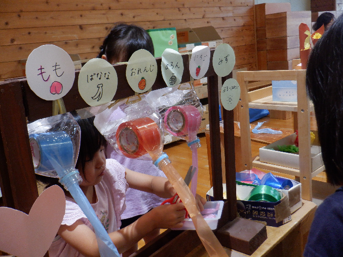 女の子がお店屋さんごっこをしている