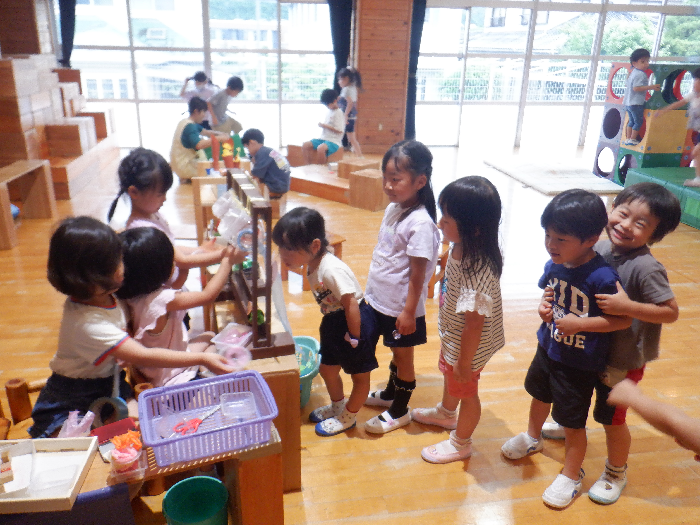 子ども達が列に並んでジュース屋さんに並んでいる