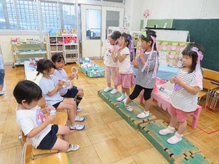 アイドルごっこをしている