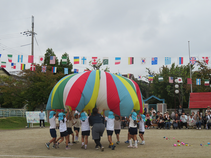 5歳児がバルーン遊びをして、膨らませている様子