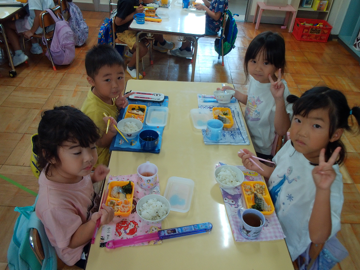 みんなでお弁当を食べている