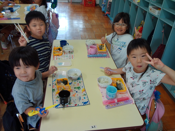 みんなでお弁当を食べている