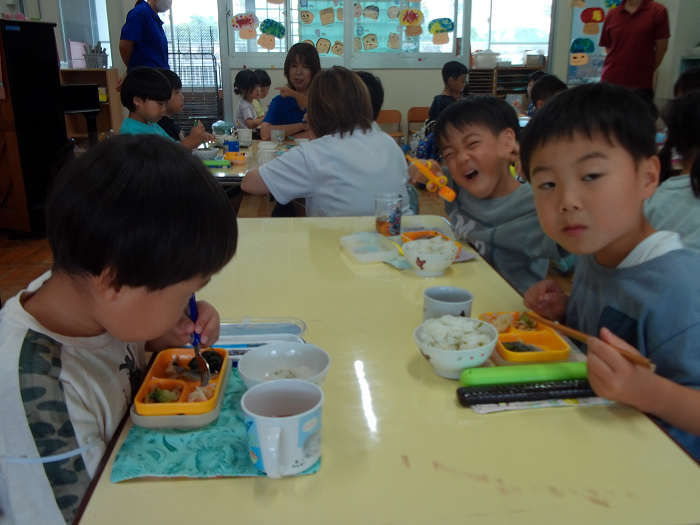 みんなでお弁当を食べている