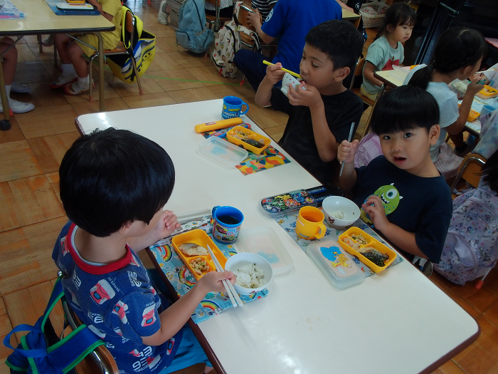 みんなでお弁当を食べている