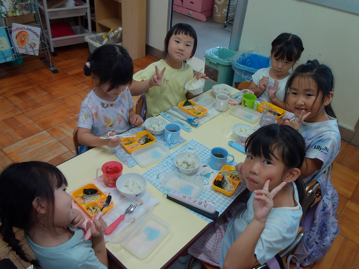 みんなでお弁当を食べている