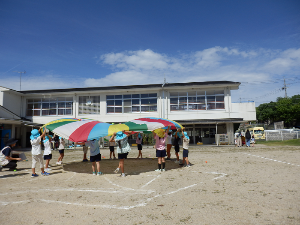 仰木の里幼稚園庭全景