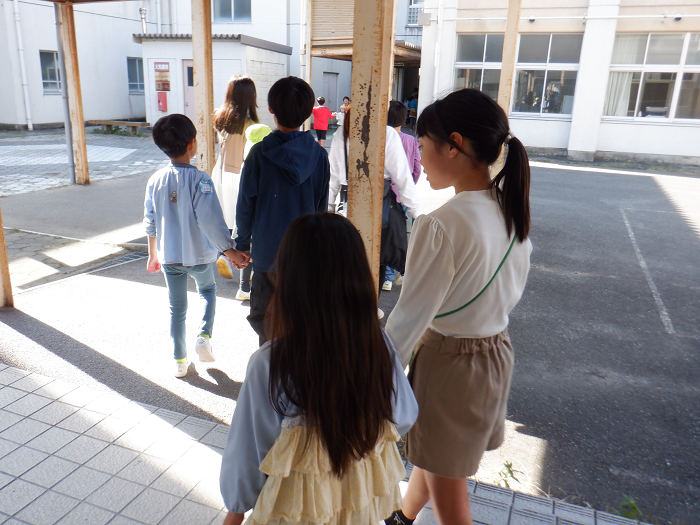 小学5年生が5歳児の手をつないで、校舎内を案内してくれている