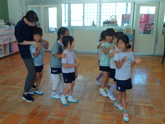 友達とじゃんけんをして勝ったら先頭になって、どんどんつながっていく遊びをしている5歳児