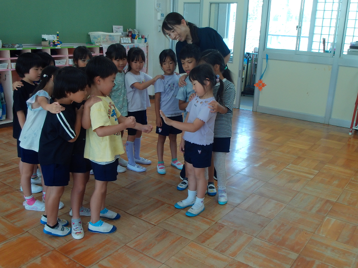 友達とじゃんけんをして勝ったら先頭になって、どんどんつながっていく遊びをしている5歳児