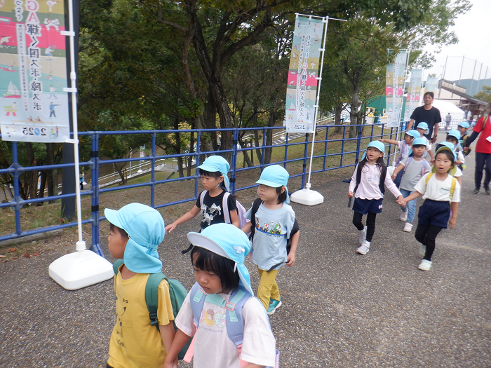 国スポを見るため、友達と手をつないで向かっている子どもの様子